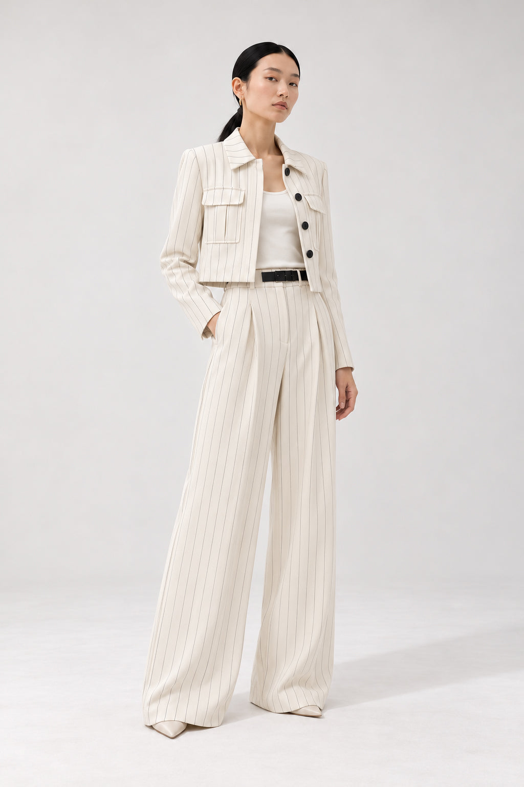 Veste courte ouverte et pantalon tailleur blanc à pinces, à fines rayures
