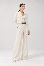 Veste courte ouverte et pantalon tailleur blanc à pinces, à fines rayures