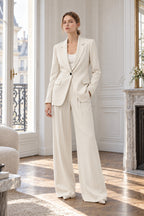 Veste longue et pantalon tailleur blanc à fines rayures portés ensemble