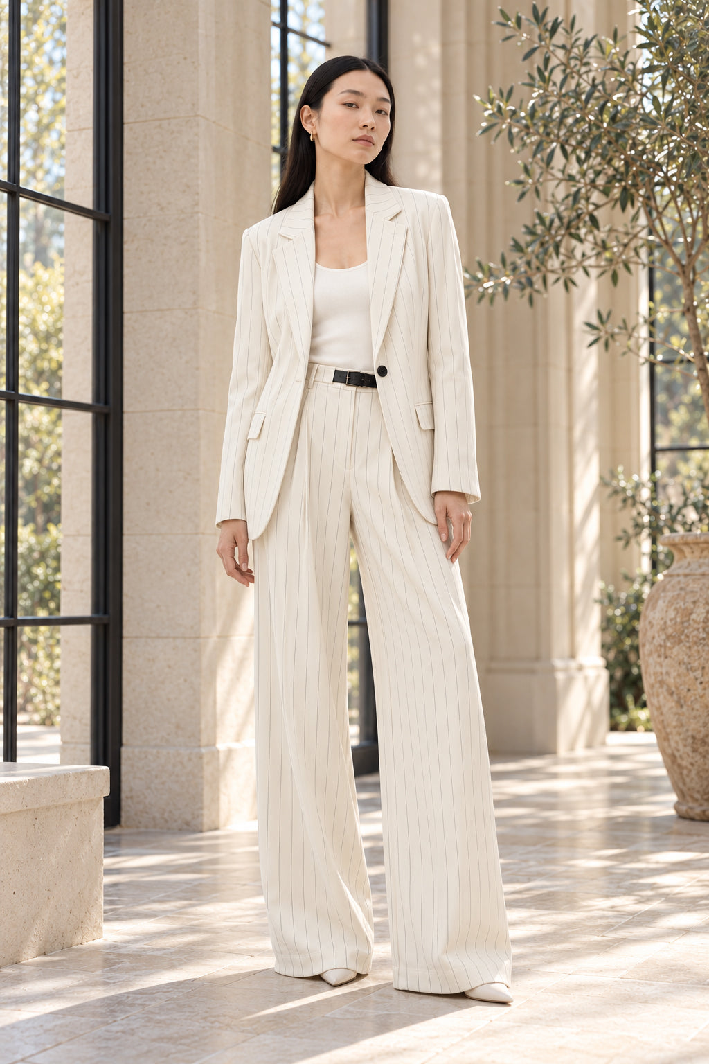 Tailleur blanc à fines rayures : veste longue ouverte et pantalon large