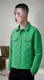 Look porté de profil Veste unisexe coupe structurée style urbain vert — DIFFÉRENT
