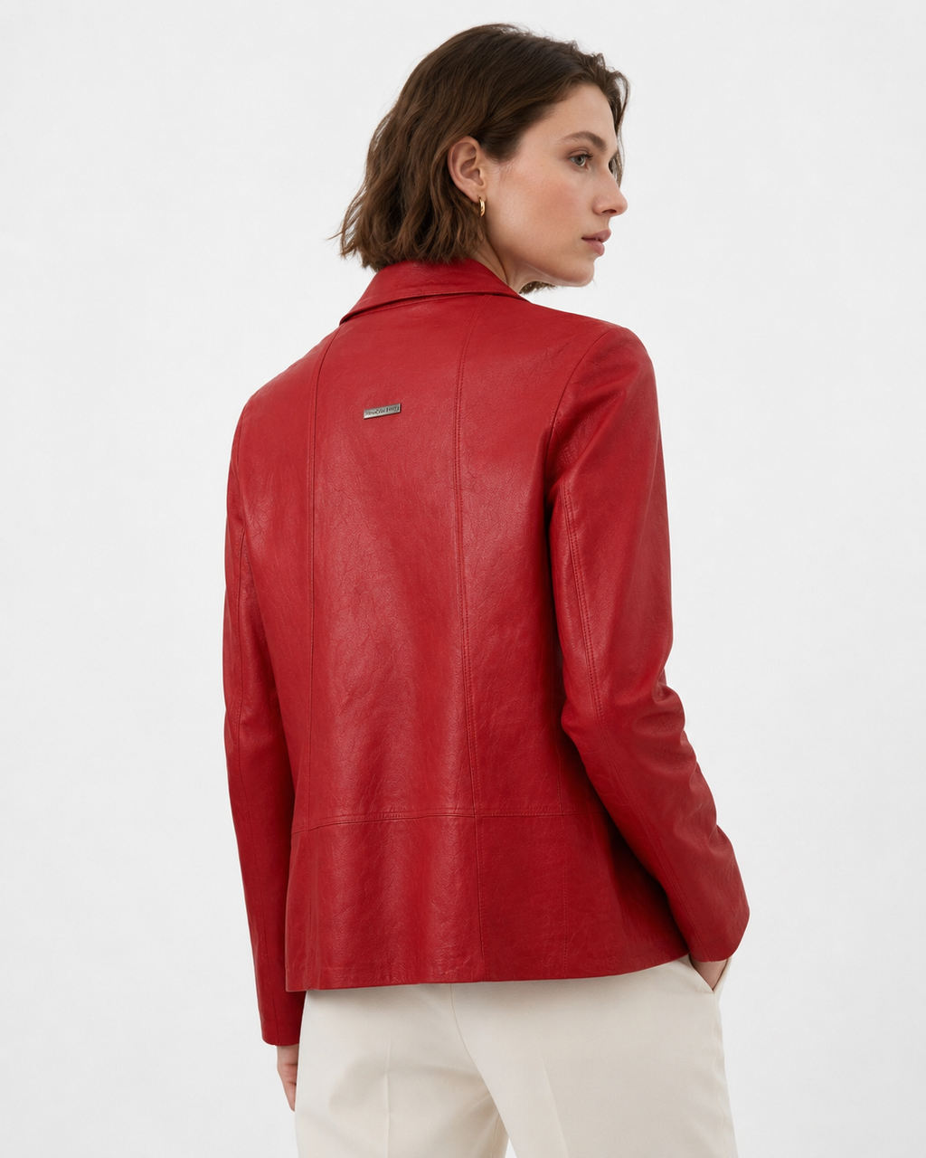 Vue de dos du blazer rouge femme en cuir d’agneau avec coutures structur