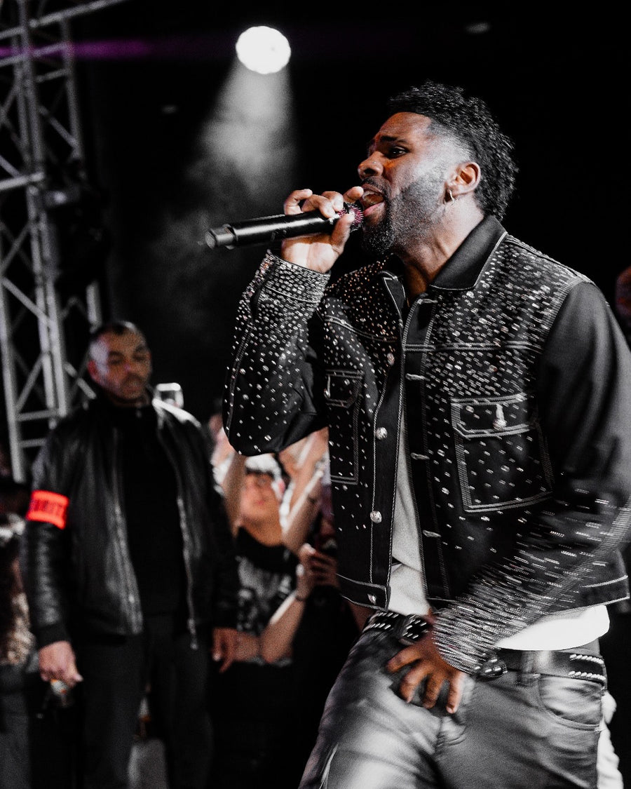 Jason Derulo sur scène en veste en jean à strass DIFFERENT