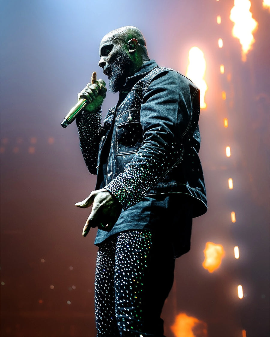 Kaaris sur scène en veste et jean à strass DIFFERENT