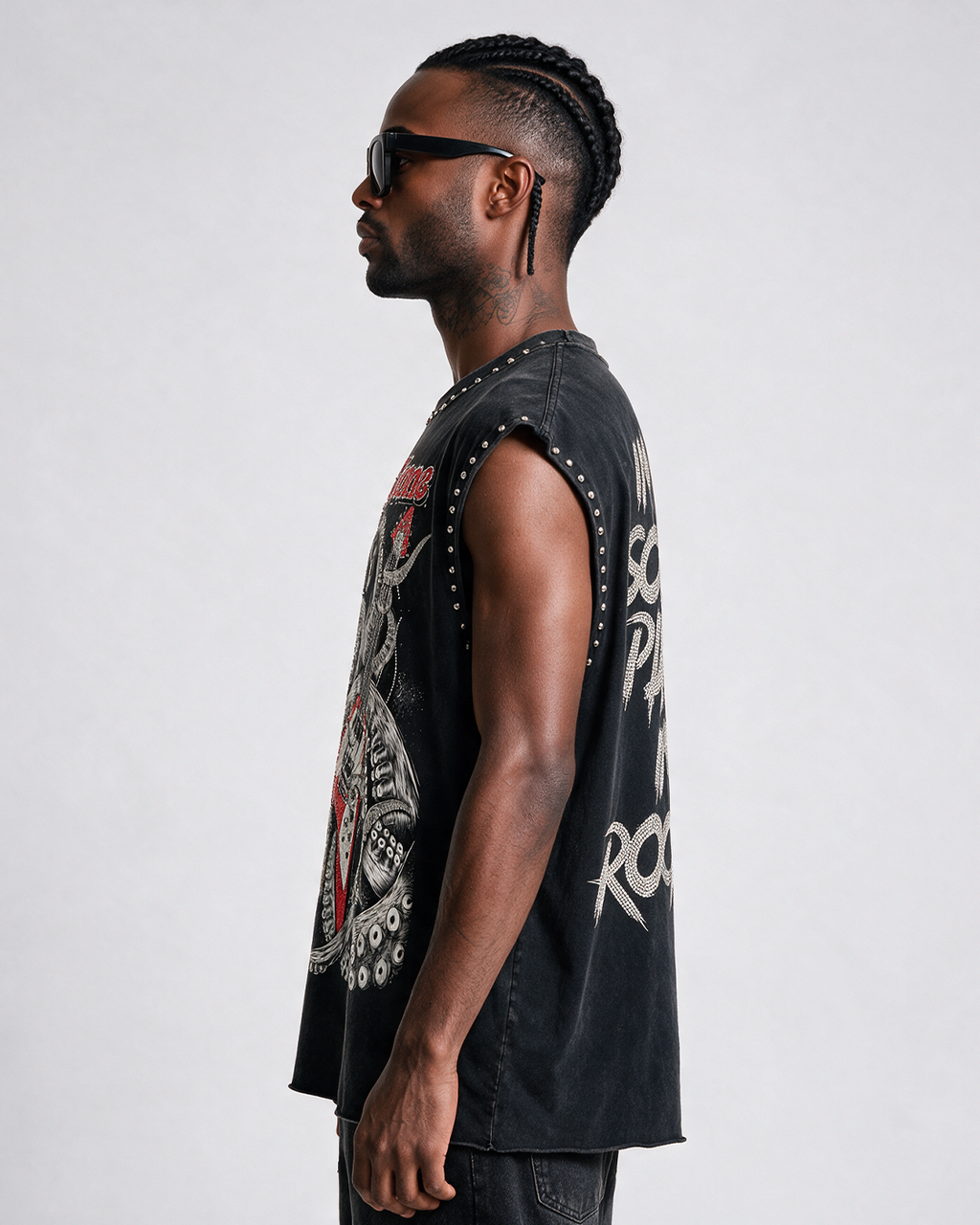 Débardeur oversize Rockstar porté, vue de profil – DIFFERENT Paris