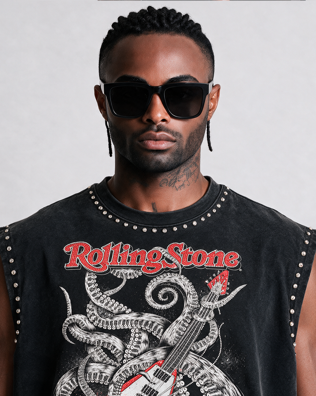 Gros plan du débardeur Rockstar en strass porté, col clouté de strass – DIFFERENT Paris