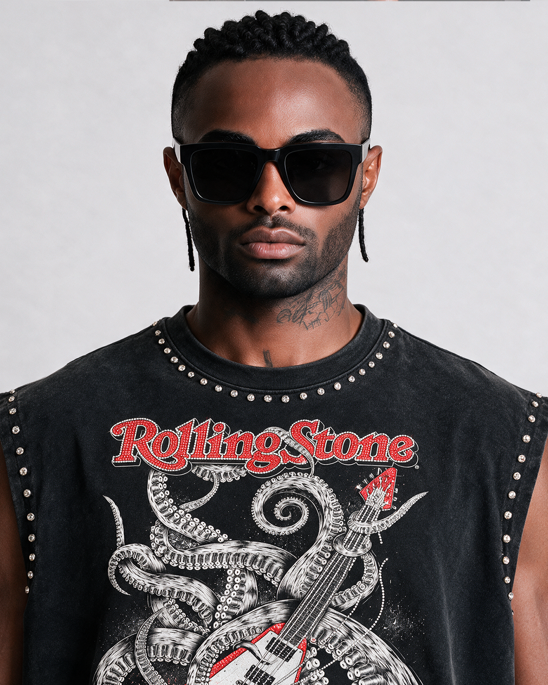 Gros plan du débardeur Rockstar en strass porté, col clouté de strass – DIFFERENT Paris