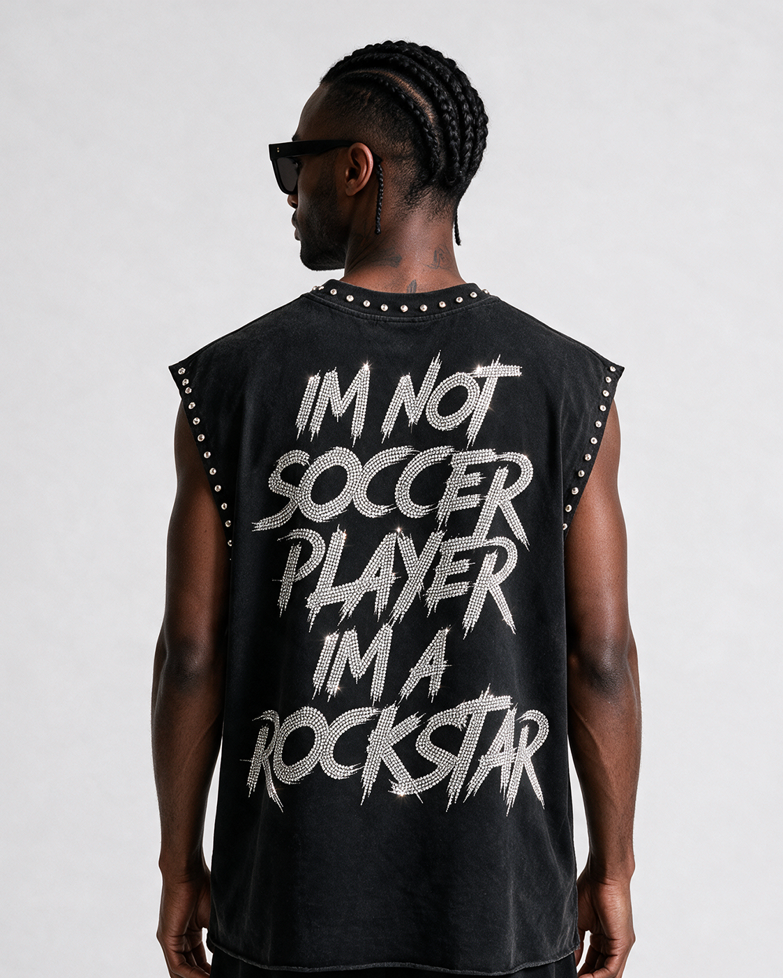 Débardeur Rockstar porté de dos, inscription I'm not soccer player I'm a rockstar en strass – DIFFERENT Paris