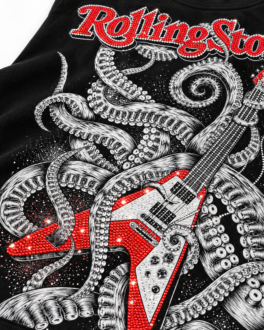 Détail du visuel en strass : pieuvre et guitare Flying V argent et rouge, débardeur Rockstar – DIFFERENT Paris