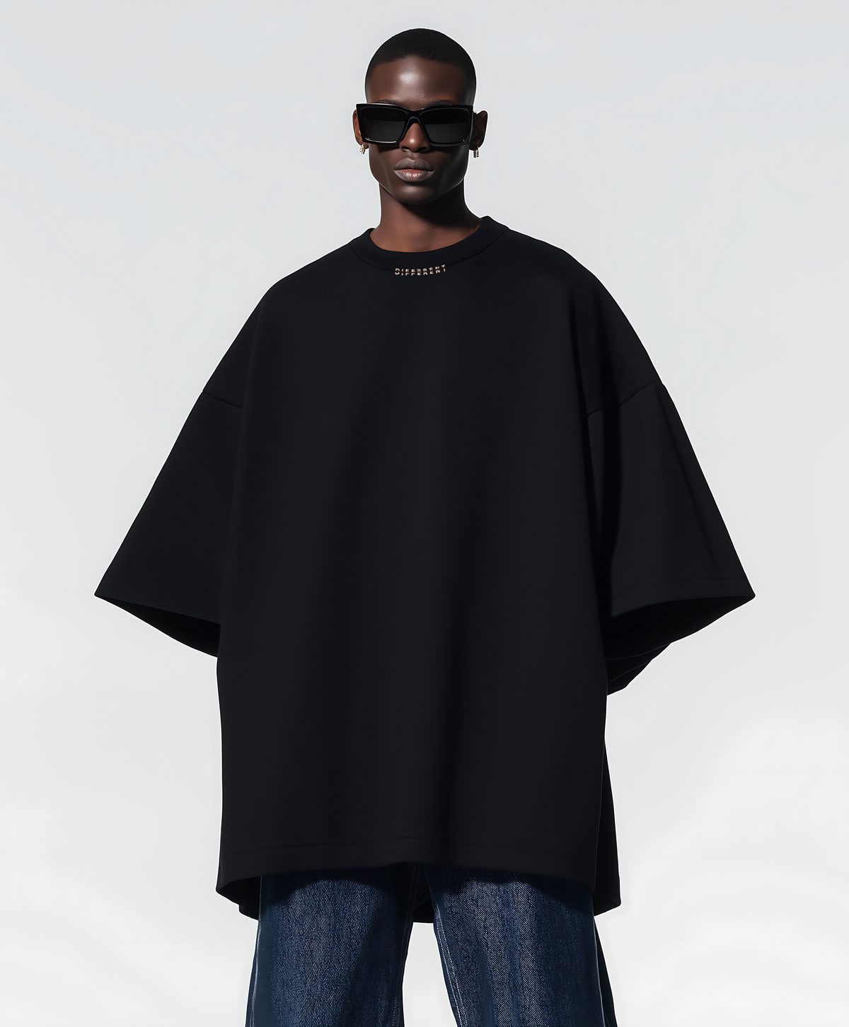  Photo studio (sur homme) T-shirt  noir porté coton oversize unisexe édition limitée DIFFÉRENT fond blanc