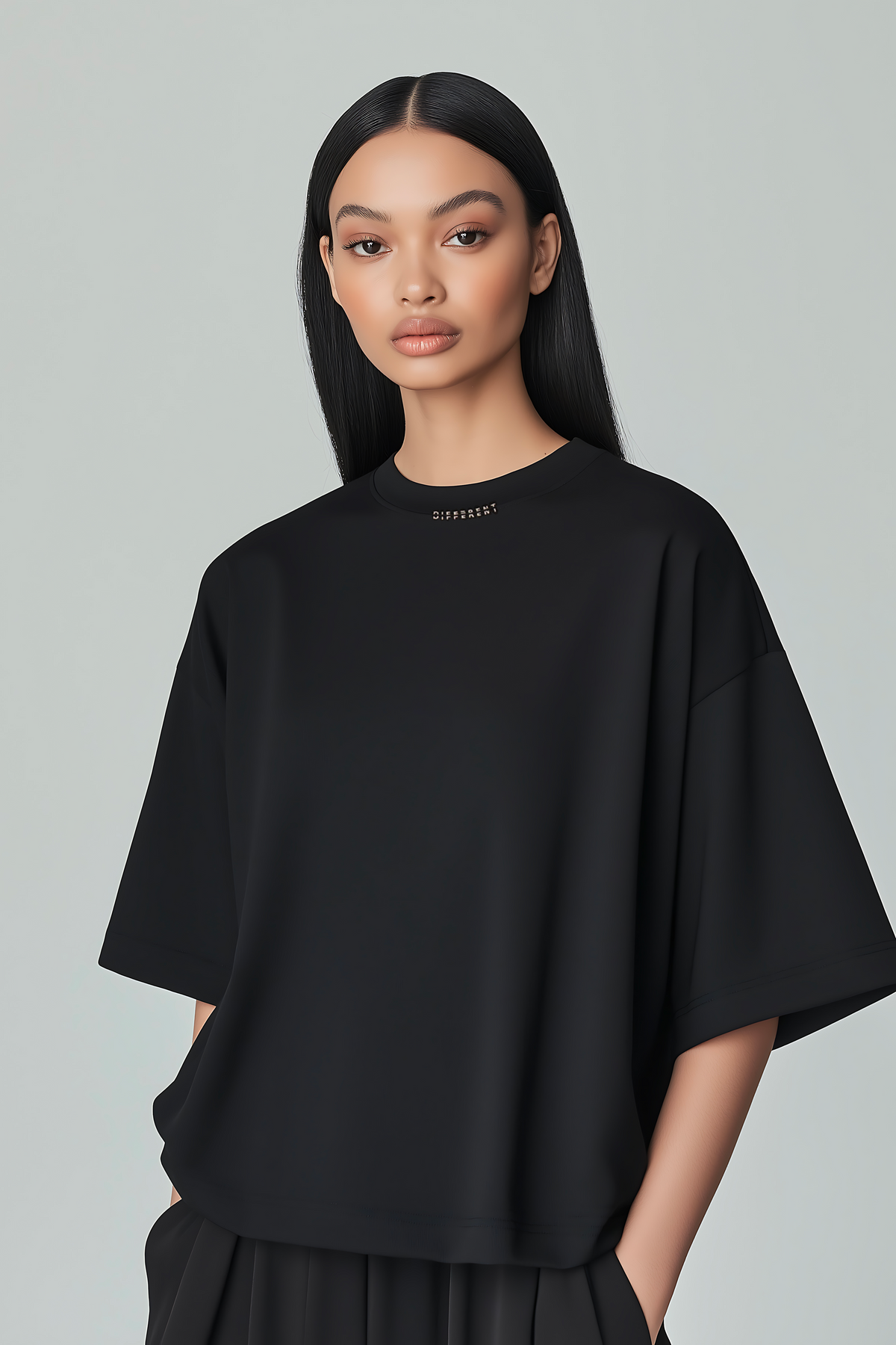 Photo studio (sur femme) T-shirt porté coton oversize unisexe édition limitée DIFFÉRENT fond blanc