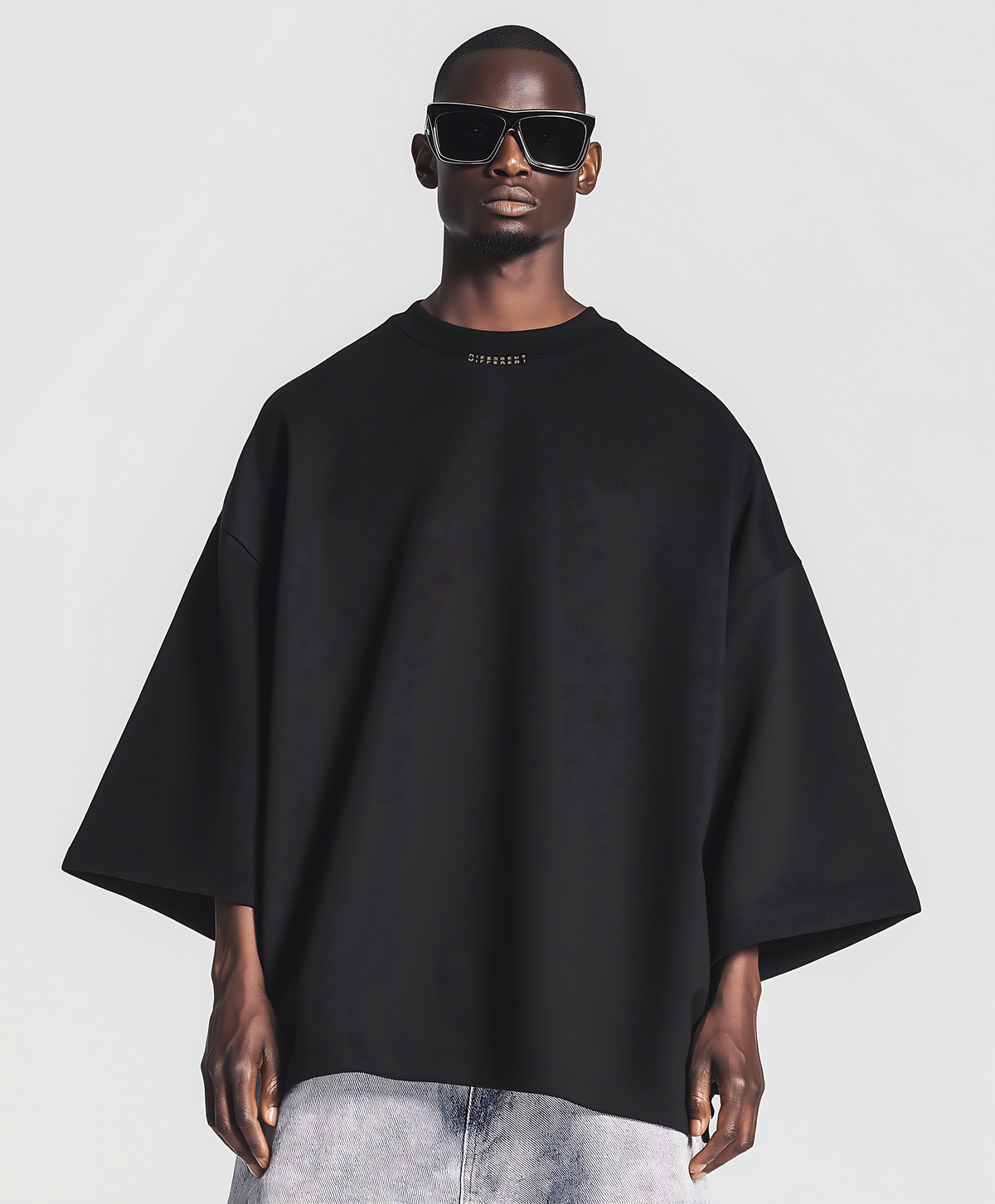  Photo studio (homme) T-shirt  noir porté coton oversize unisexe édition limitée DIFFÉRENT fond blanc