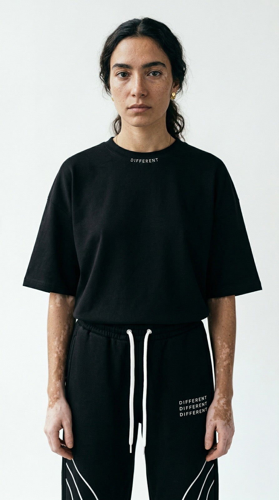 Photo studio (femme) T-shirt porté coton oversize unisexe édition limitée DIFFERENT fond blanc