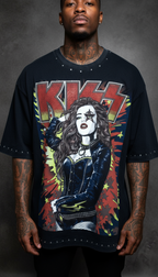 Gros plan de l'imprimé rock XXL du T-shirt Vintage Rockstar Kiss, rockstar et flammes rouges sur fond noir – DIFFERENT Paris