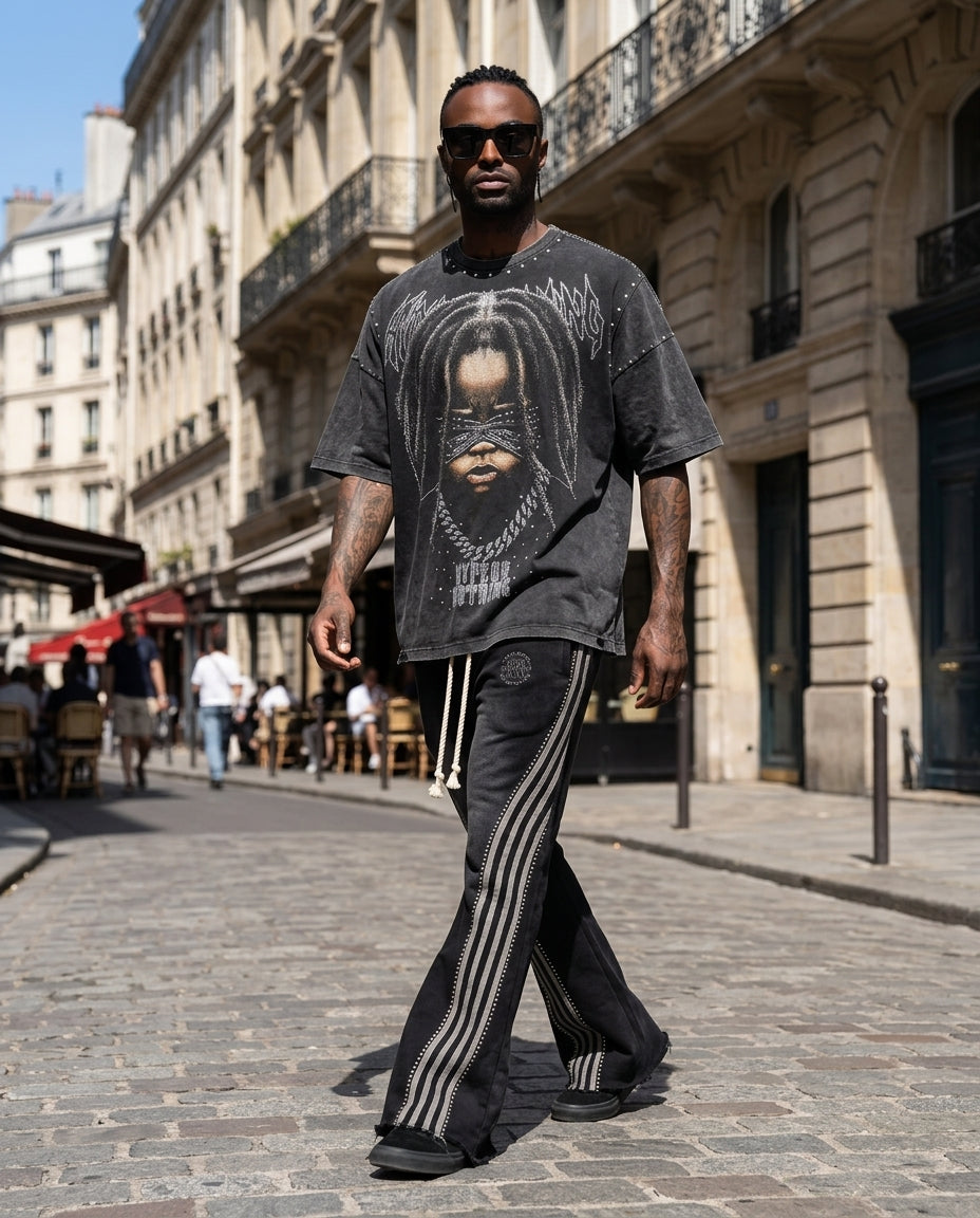 T-shirt Vintage Baby Hype oversize noir délavé, look streetwear complet en marchant à Paris – DIFFERENT Paris
