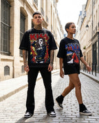 T-shirt Vintage Rockstar Kiss oversize noir, duo homme et femme dans une rue pavée de Paris – DIFFERENT Paris