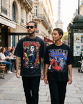 T-shirt Vintage Rockstar Kiss oversize noir porté par un homme et une femme à Paris, tour Eiffel en fond – DIFFERENT Paris
