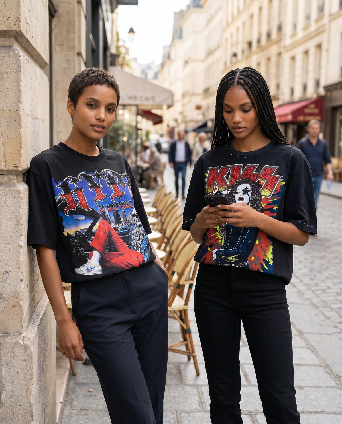 T-shirt Vintage Rockstar Kiss oversize noir porté par deux femmes en terrasse à Paris – DIFFERENT Paris