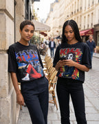 T-shirt Vintage Rockstar Kiss oversize noir porté par deux femmes en terrasse à Paris – DIFFERENT Paris