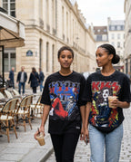 T-shirt Vintage Rockstar Kiss oversize noir porté avec un jean, balade café à la main dans Paris – DIFFERENT Paris