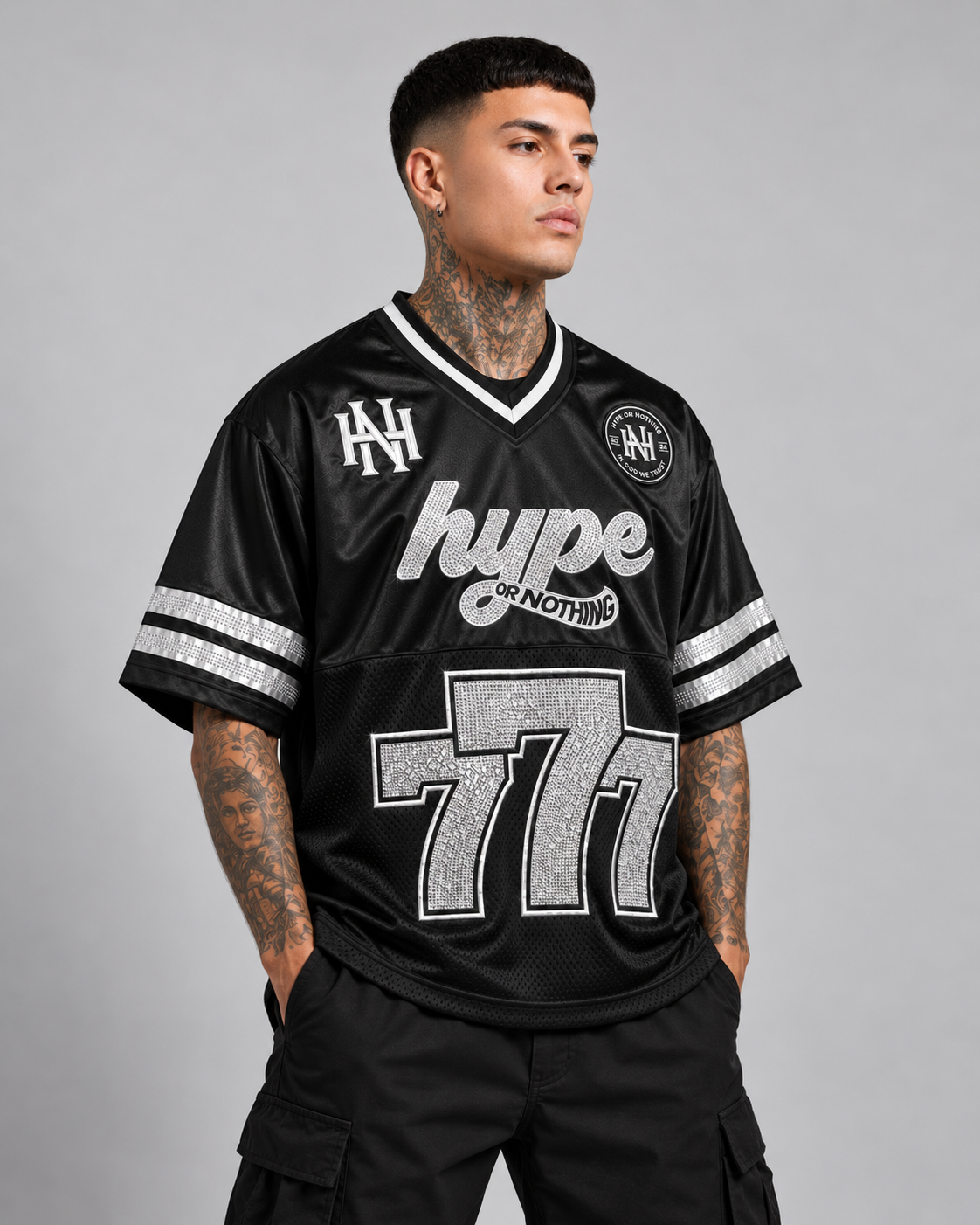 Maillot oversize Hype 777 porté, vue de trois quarts – DIFFERENT Paris