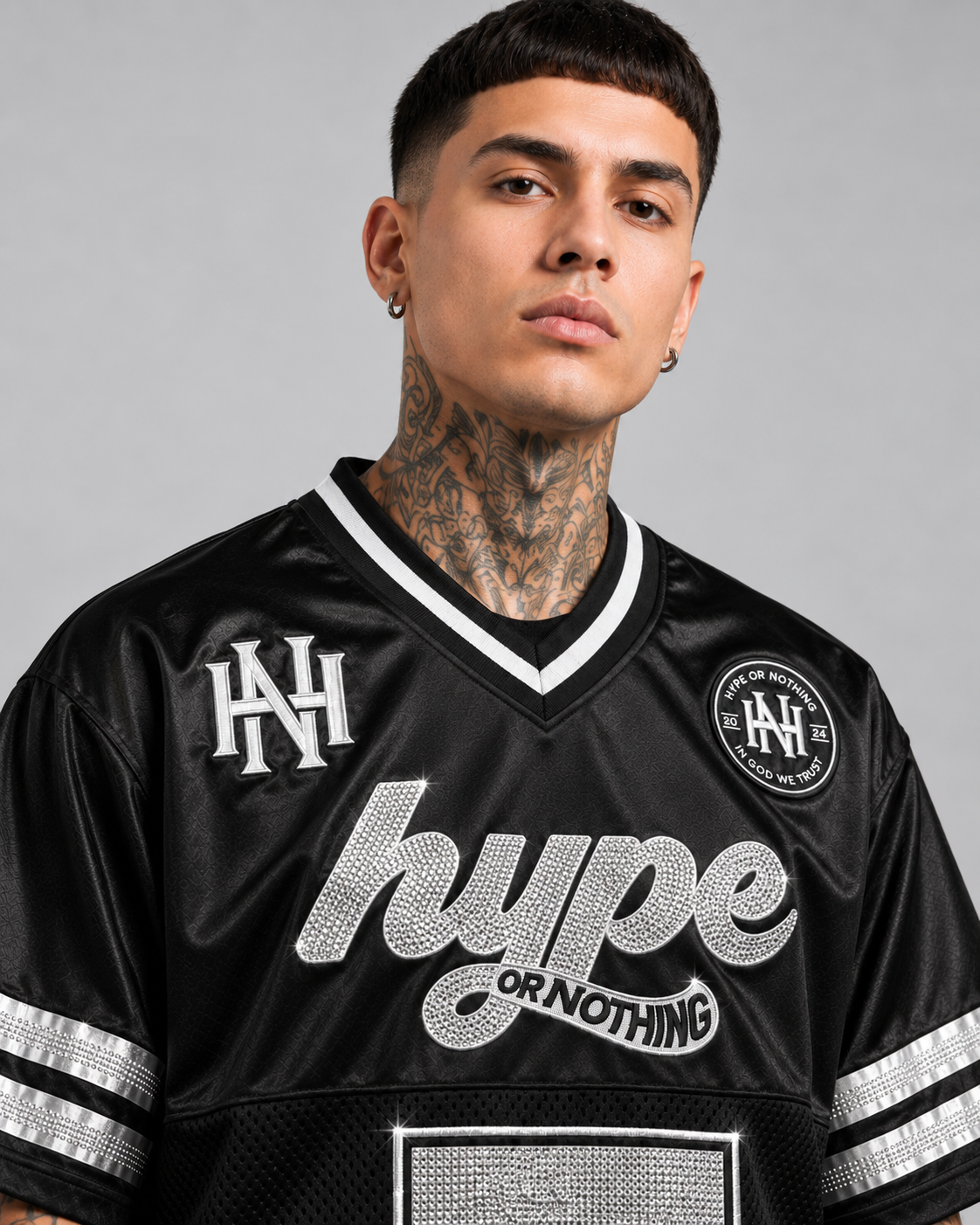 Gros plan du maillot Hype 777 porté, script hype or nothing en strass – DIFFERENT Paris