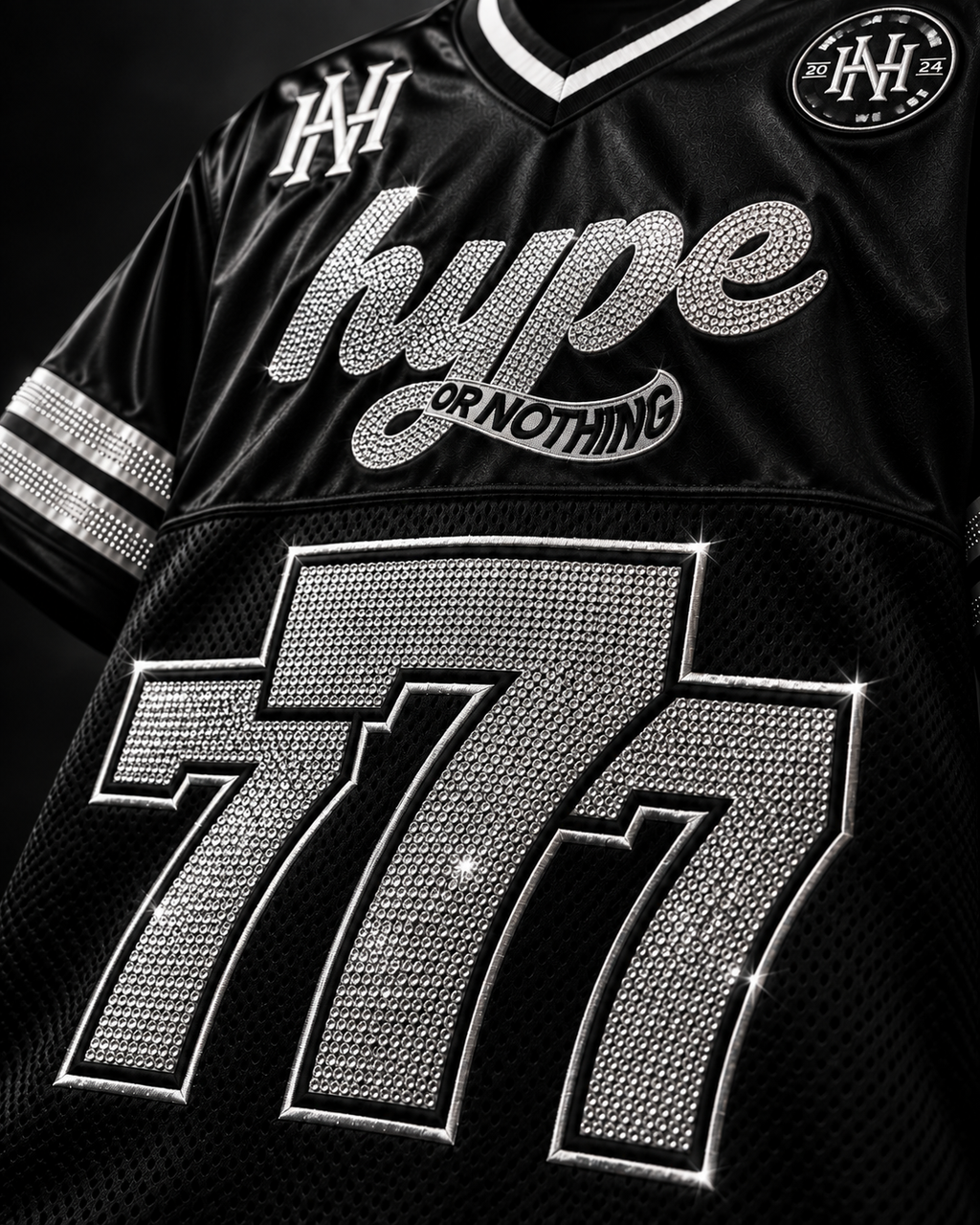 Détail du numéro 777 entièrement en strass, maillot Hype Or Nothing – DIFFERENT Paris