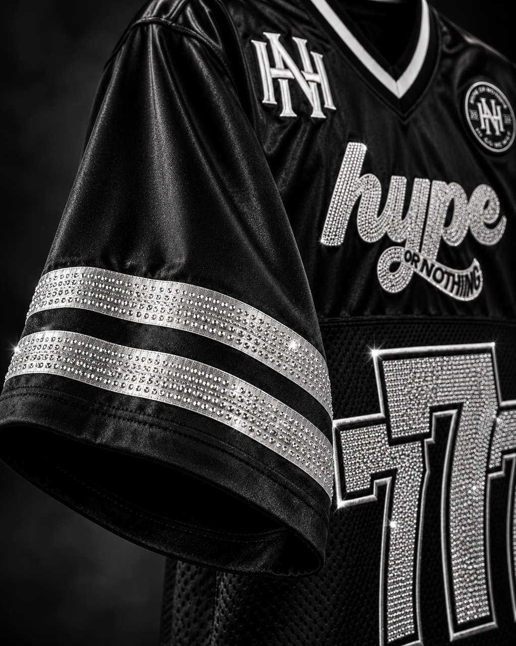 Détail des bandes de strass sur la manche du maillot Hype 777 – DIFFERENT Paris