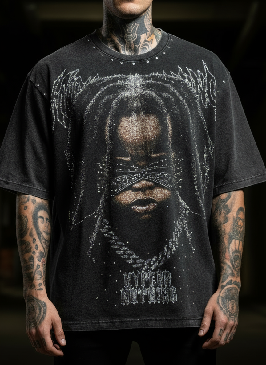 Gros plan de l'imprimé du T-shirt Vintage Baby Hype : visage bébé XXL, chaîne et lettrage Hype Or Nothing – DIFFERENT Paris
