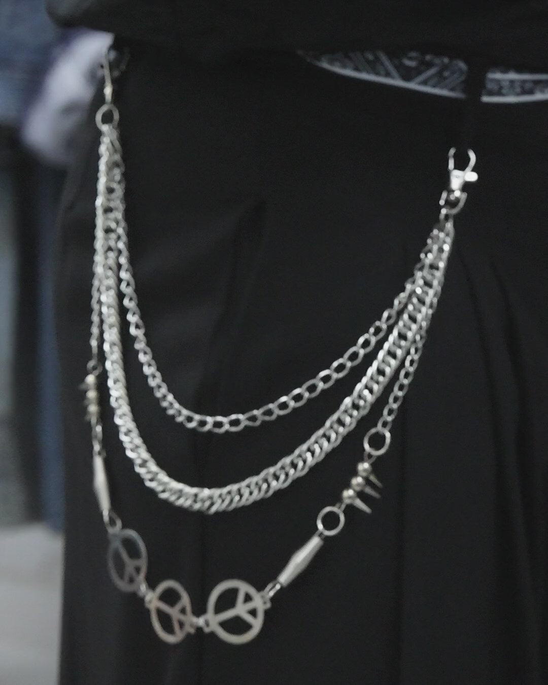 Vidéo de la chaîne de pantalon ANARCHY triple rang en acier inoxydable avec symboles peace