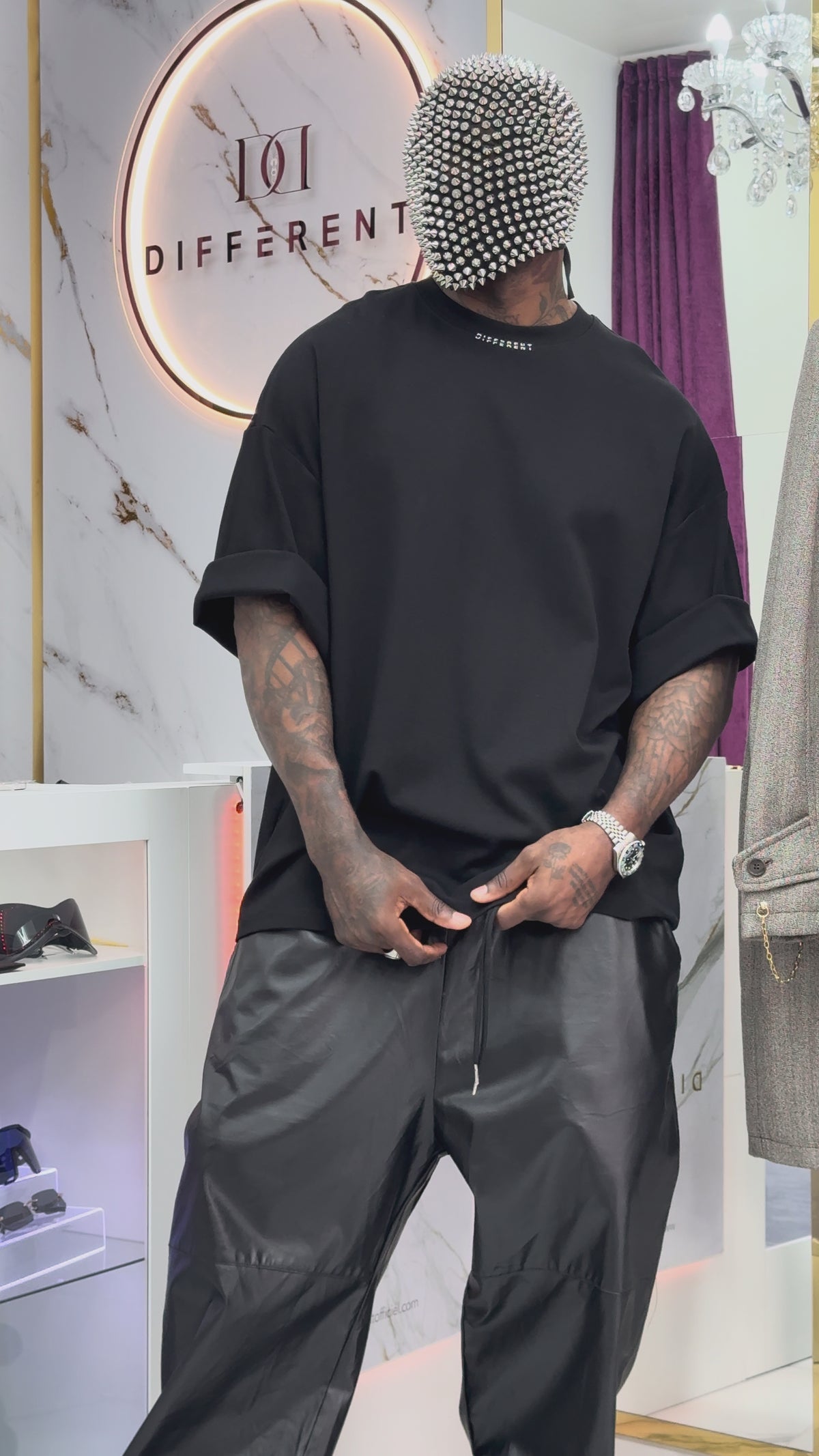 Vidéo vue profil T-shirt oversize (sur homme) style mode urbaine unisexe DIFFÉRENT