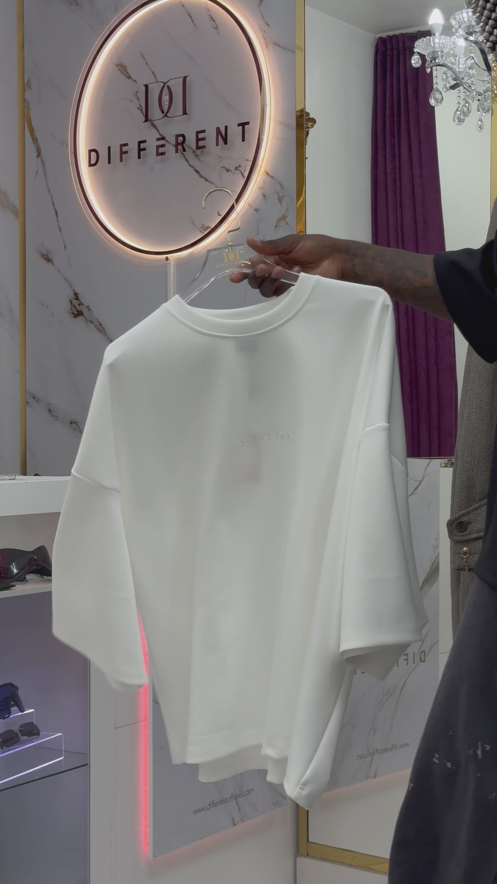 Vidéo/motion T-shirt blanc polyester oversize mode urbaine parisienne DIFFÉRENT officiel