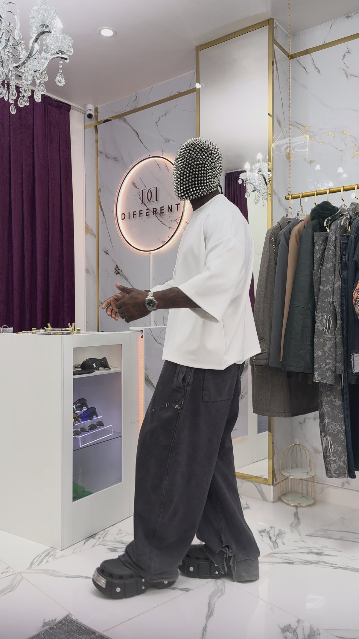 Vidéo/motion look sur homme T-shirt blanc polyester oversize mode urbaine parisienne DIFFÉRENT officiel