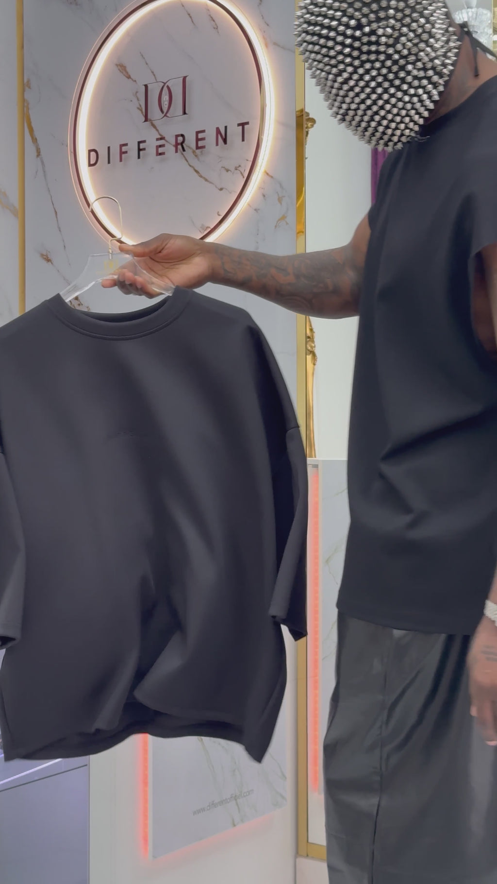 Vidéo/motion T-shirt noir polyester oversize mode urbaine parisienne DIFFÉRENT officiel