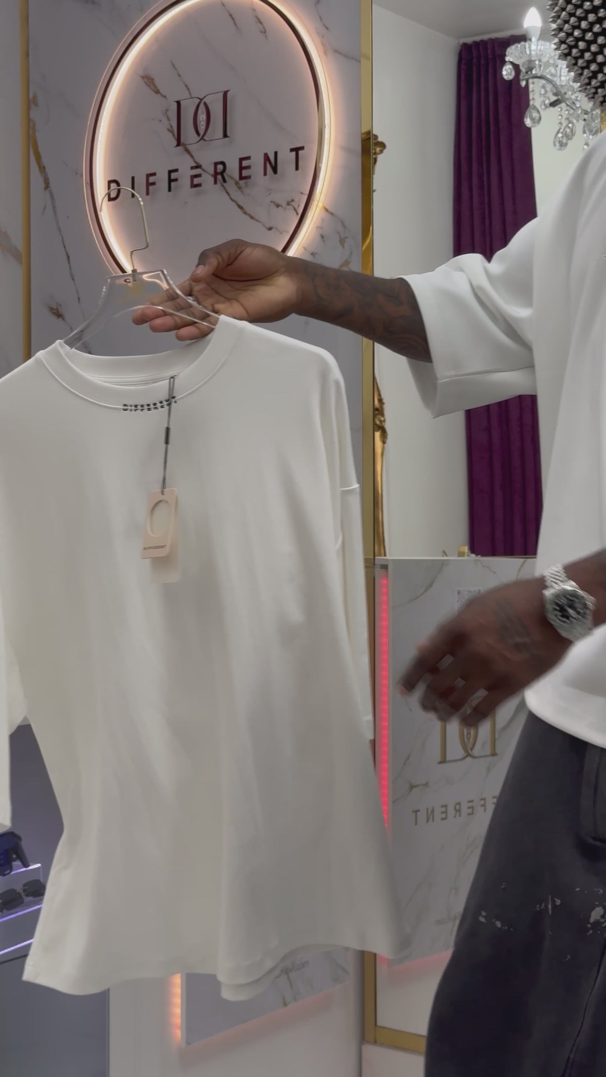 Vidéo produit T-shirt coton épais oversize blanc vêtement unisexe DIFFERENT Paris