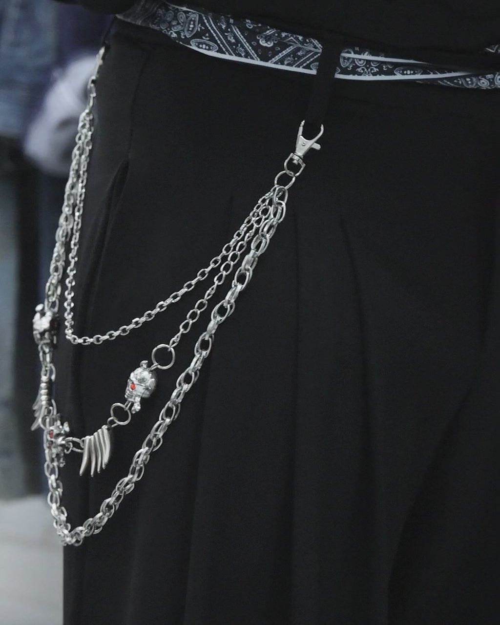 Vidéo de la chaîne de pantalon THORN triple rang en acier inoxydable avec têtes de mort et pointes