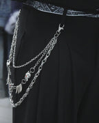 Vidéo de la chaîne de pantalon THORN triple rang en acier inoxydable avec têtes de mort et pointes