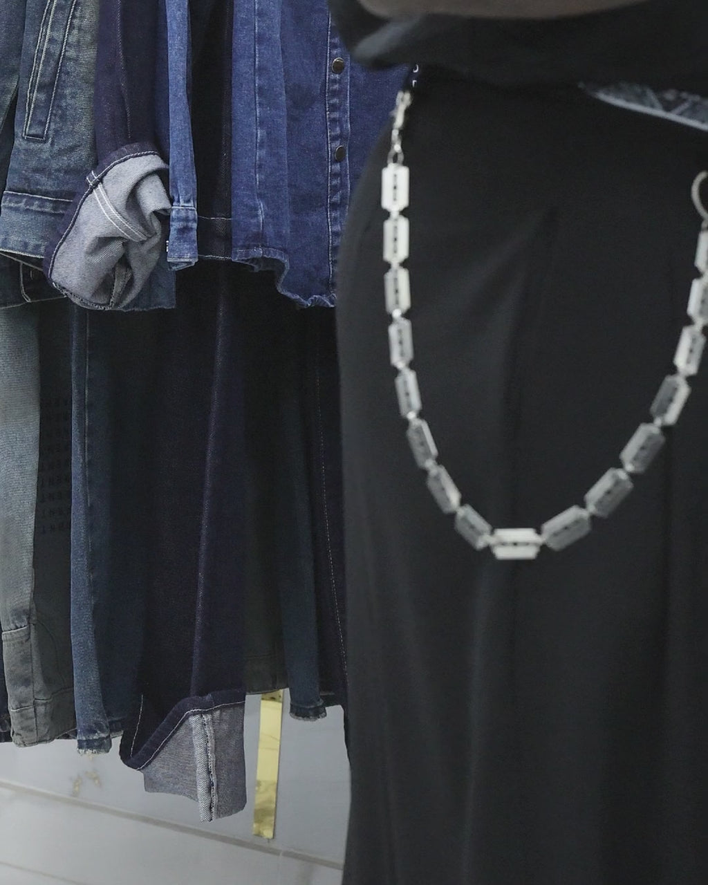 Vidéo de la chaîne de pantalon RAZOR en acier inoxydable, maillons en forme de lame de rasoir