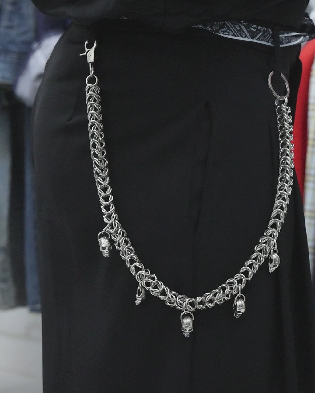 Vidéo de la chaîne de pantalon REAPER en acier inoxydable avec pendentifs têtes de mort