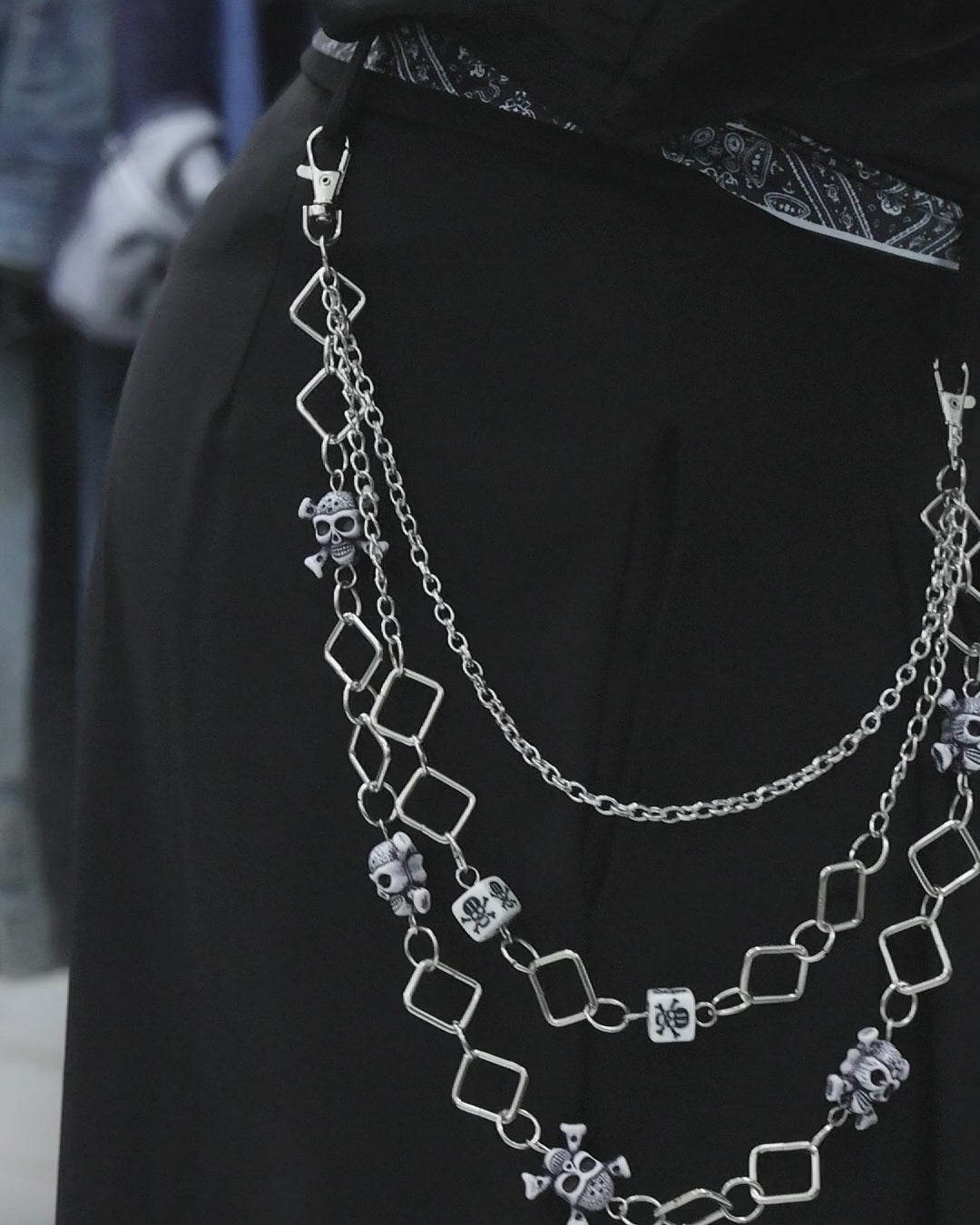 Vidéo de la chaîne de pantalon SKULL triple rang en acier inoxydable avec maillons en losange et têtes de mort