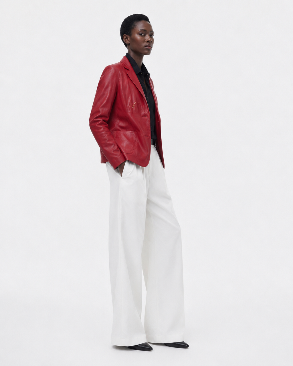 Blazer rouge femme en cuir véritable porté avec un pantalon blanc